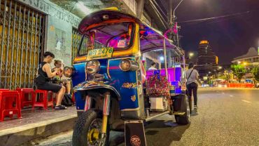 Passeio noturno de Tuk tuk em Bangkok com guia em português